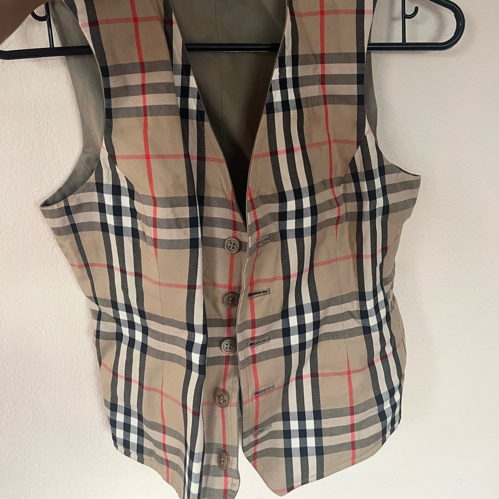 Hello this beautiful Burberry vest is worth the price 🤟🏽